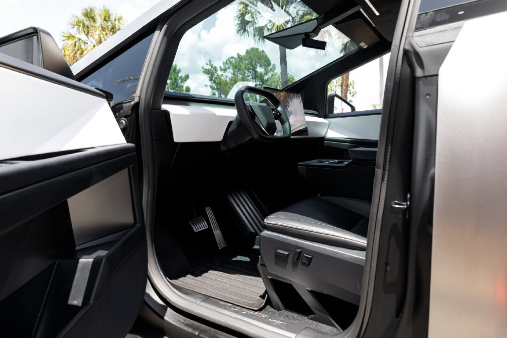 Used 2024 Tesla Cybertruck AWD Crew Cab image 25