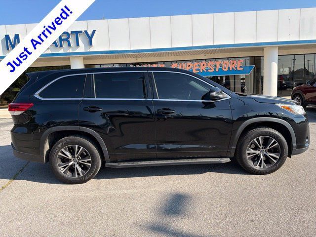 Used 2018 Toyota Highlander LE FWD image 2