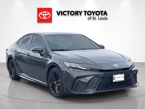 Used 2025 Toyota Camry SE image 1