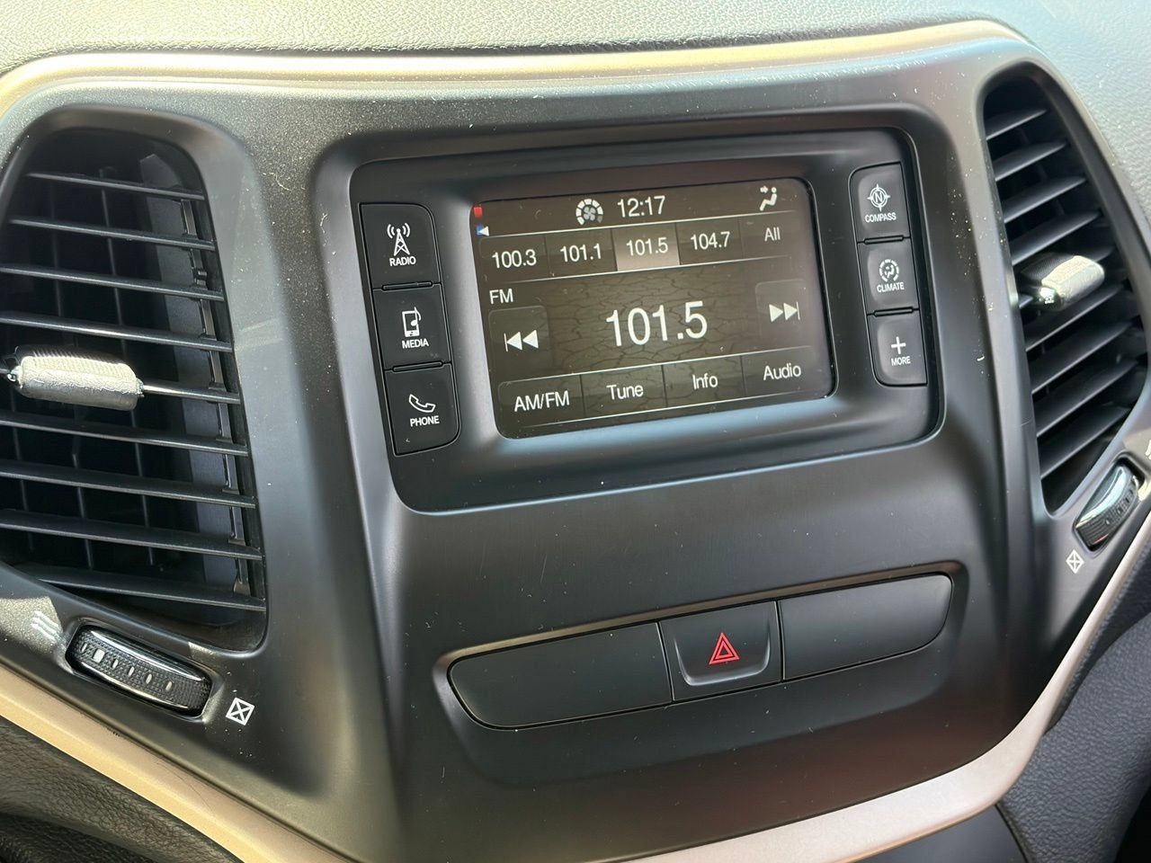 Used 2015 Jeep Cherokee Latitude FWD image 9