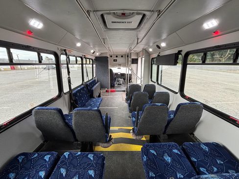 Used 2015 Chevrolet Express 4500 w/ Shuttle Bus Package RWD image 33