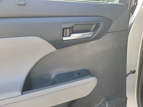 Used 2021 Toyota Highlander XLE FWD image 29