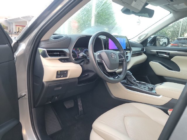Used 2025 Toyota Highlander Limited AWD/4WD image 11