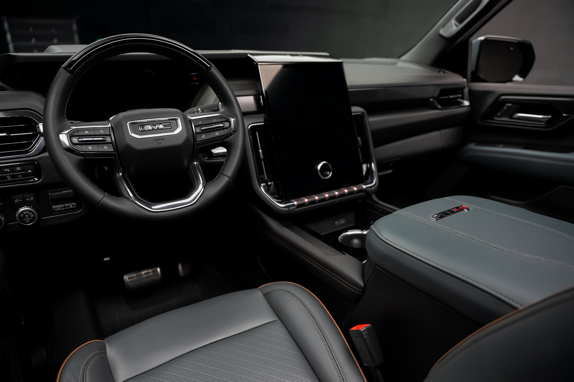 Used 2025 GMC Yukon AT4 AWD/4WD image 2
