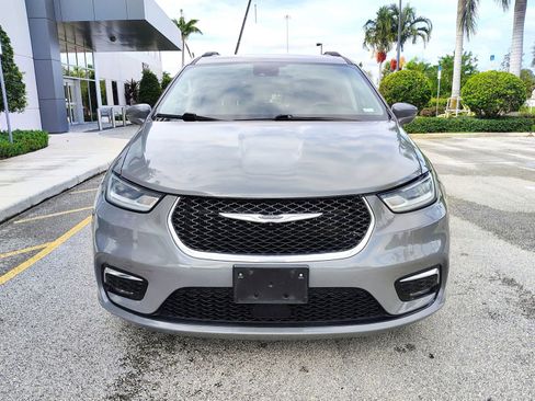 Used 2022 Chrysler Pacifica Touring-L image 3