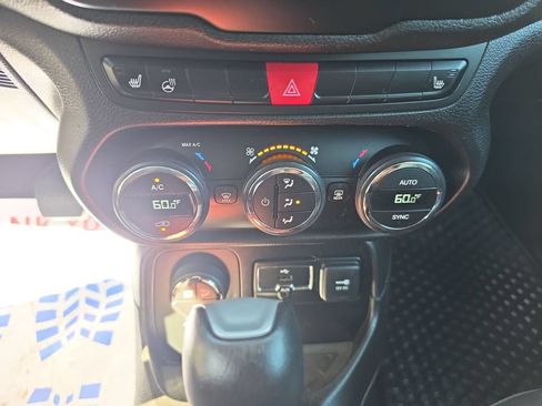 Used 2017 Jeep Renegade Trailhawk w/ Premium Trailhawk Package AWD/4WD image 15