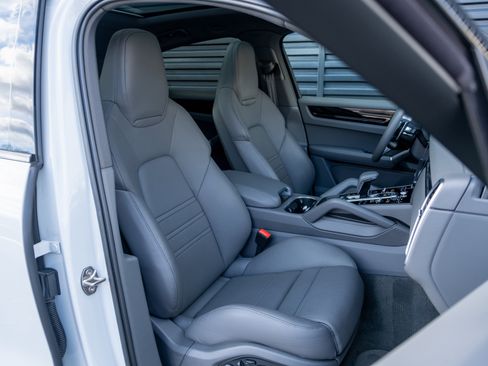 Certified 2023 Porsche Cayenne Coupe image 34