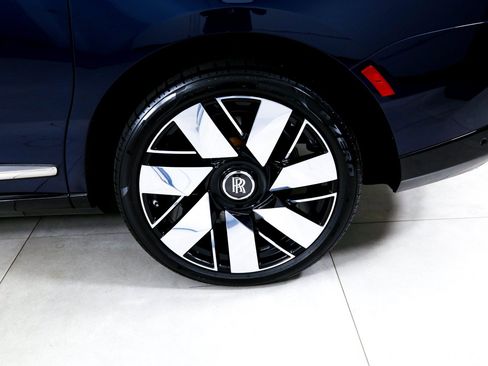 Used 2025 Rolls-Royce Cullinan AWD/4WD image 46
