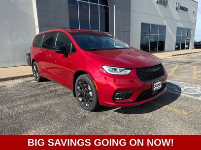 New 2026 Chrysler Pacifica Select w/ S Appearance Package