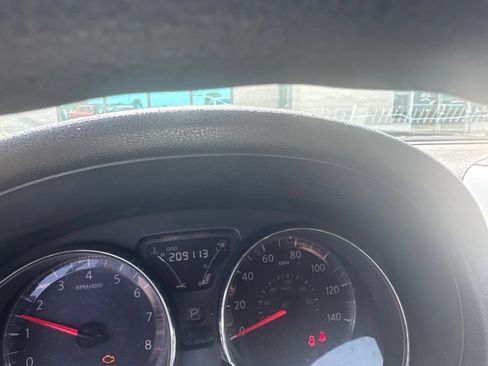 Used 2015 Nissan Versa SV FWD image 9