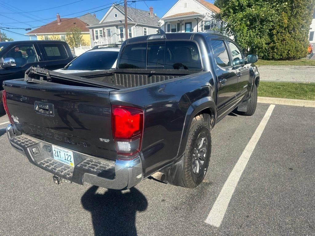 Used 2022 Toyota Tacoma SR5 AWD/4WD image 3