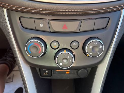 Used 2020 Chevrolet Trax LT w/ LT Convenience Package FWD image 16