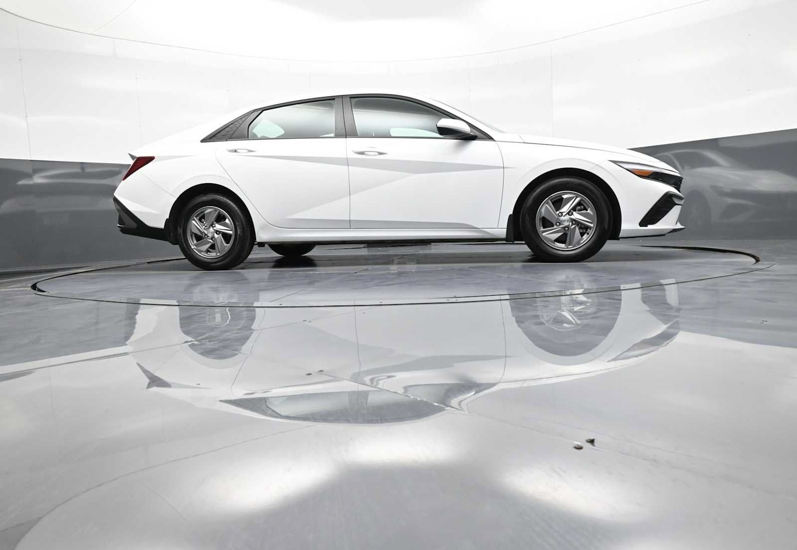 Used 2025 Hyundai Elantra SE FWD image 28