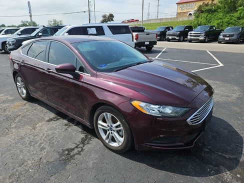 Used 2018 Ford Fusion SE w/ Fusion SE Technology Package FWD image 5