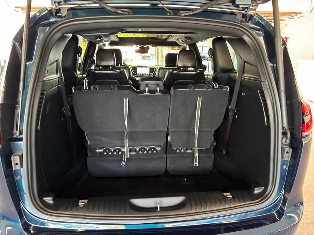 Certified 2025 Chrysler Pacifica Limited FWD image 30