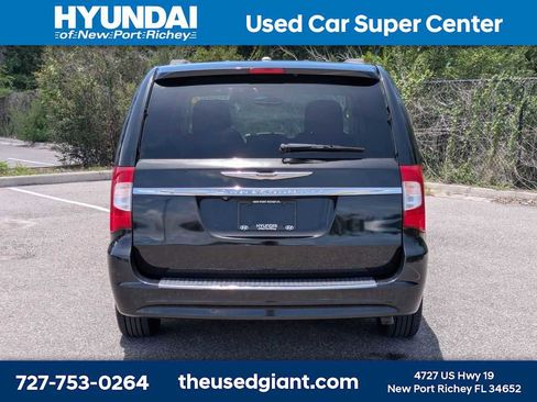 Used 2014 Chrysler Town & Country Touring FWD image 4