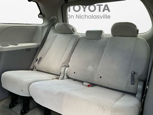 Used 2012 Toyota Sienna LE FWD image 19