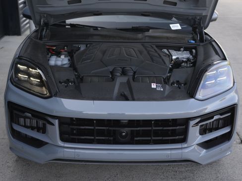 Certified 2025 Porsche Cayenne S AWD/4WD image 37