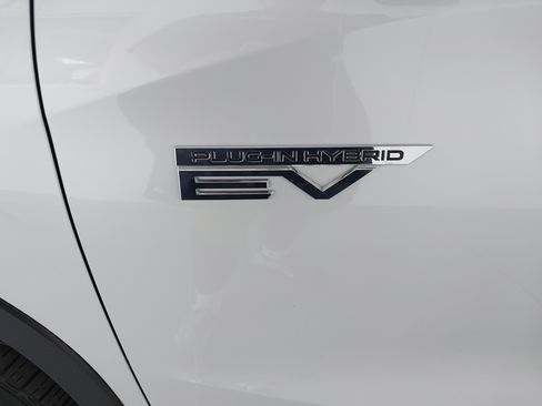 Used 2024 Mitsubishi Outlander 4WD Plug-In Hybrid image 32