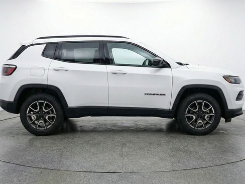 Used 2025 Jeep Compass Trailhawk w/ Trailer Tow Group AWD/4WD image 11