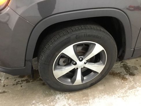 Used 2022 Jeep Cherokee Limited image 3