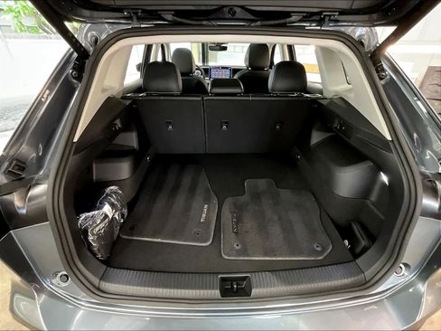 Used 2025 Volkswagen Tiguan SE w/ Panoramic Sunroof Package image 30