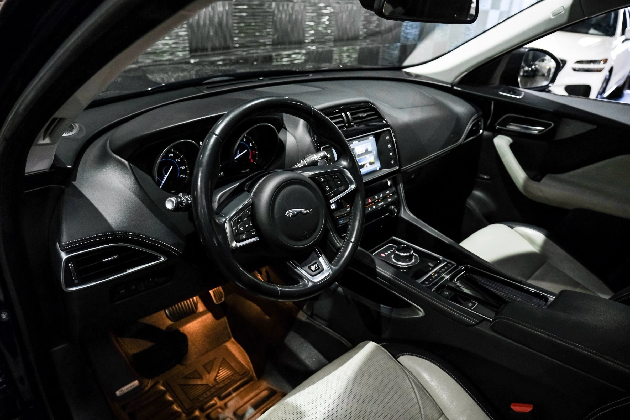 Used 2018 Jaguar F-PACE R-Sport AWD/4WD image 3