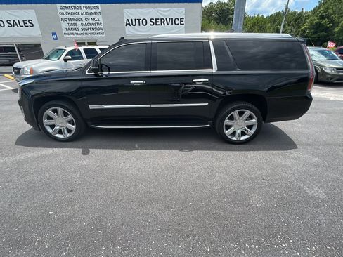 Used 2019 Cadillac Escalade ESV Luxury AWD/4WD image 2