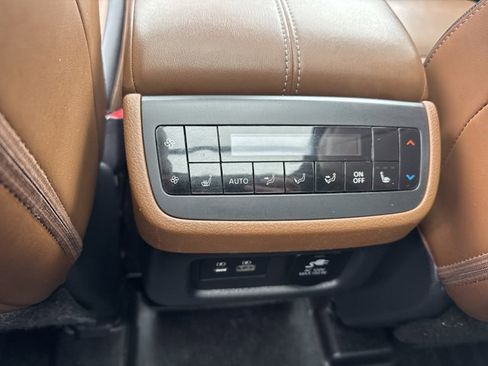 Used 2023 Nissan Pathfinder Platinum image 16