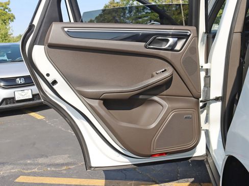 Used 2018 Porsche Macan Sport Edition image 33