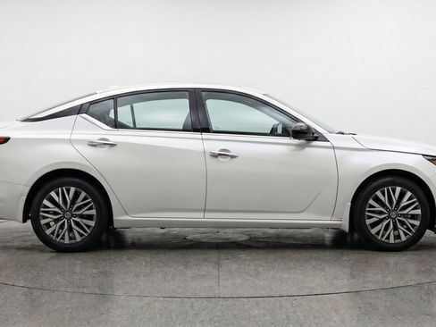 Used 2025 Nissan Altima 2.5 SV FWD image 11