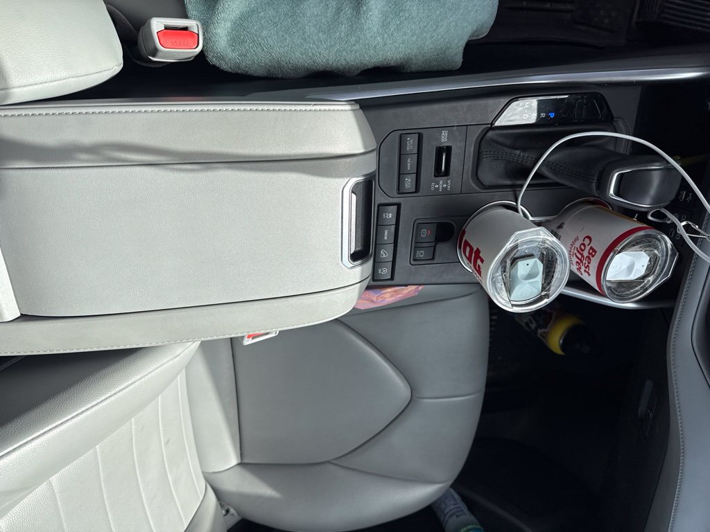 Used 2022 Toyota Highlander XLE AWD/4WD image 11