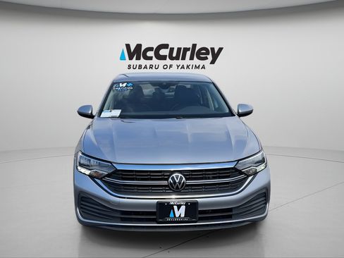 Used 2024 Volkswagen Jetta SE FWD image 2