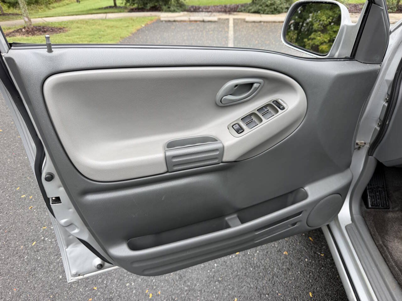 Used 2004 Chevrolet Tracker LT AWD/4WD image 10