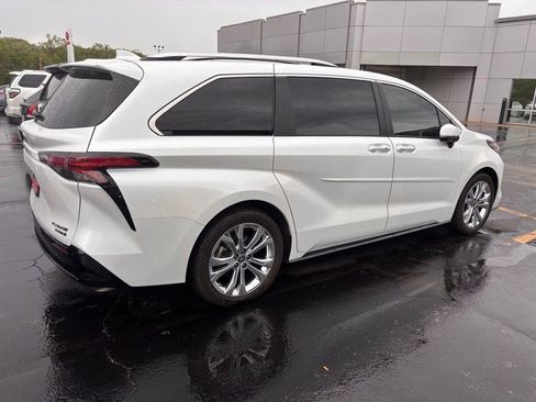 Used 2022 Toyota Sienna Platinum FWD image 3