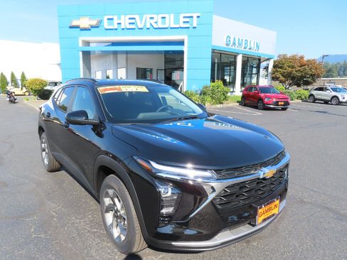 New 2025 Chevrolet Trax LT w/ Sunroof Package image 1