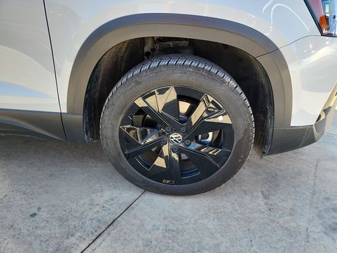 Certified 2025 Volkswagen Taos SE image 9