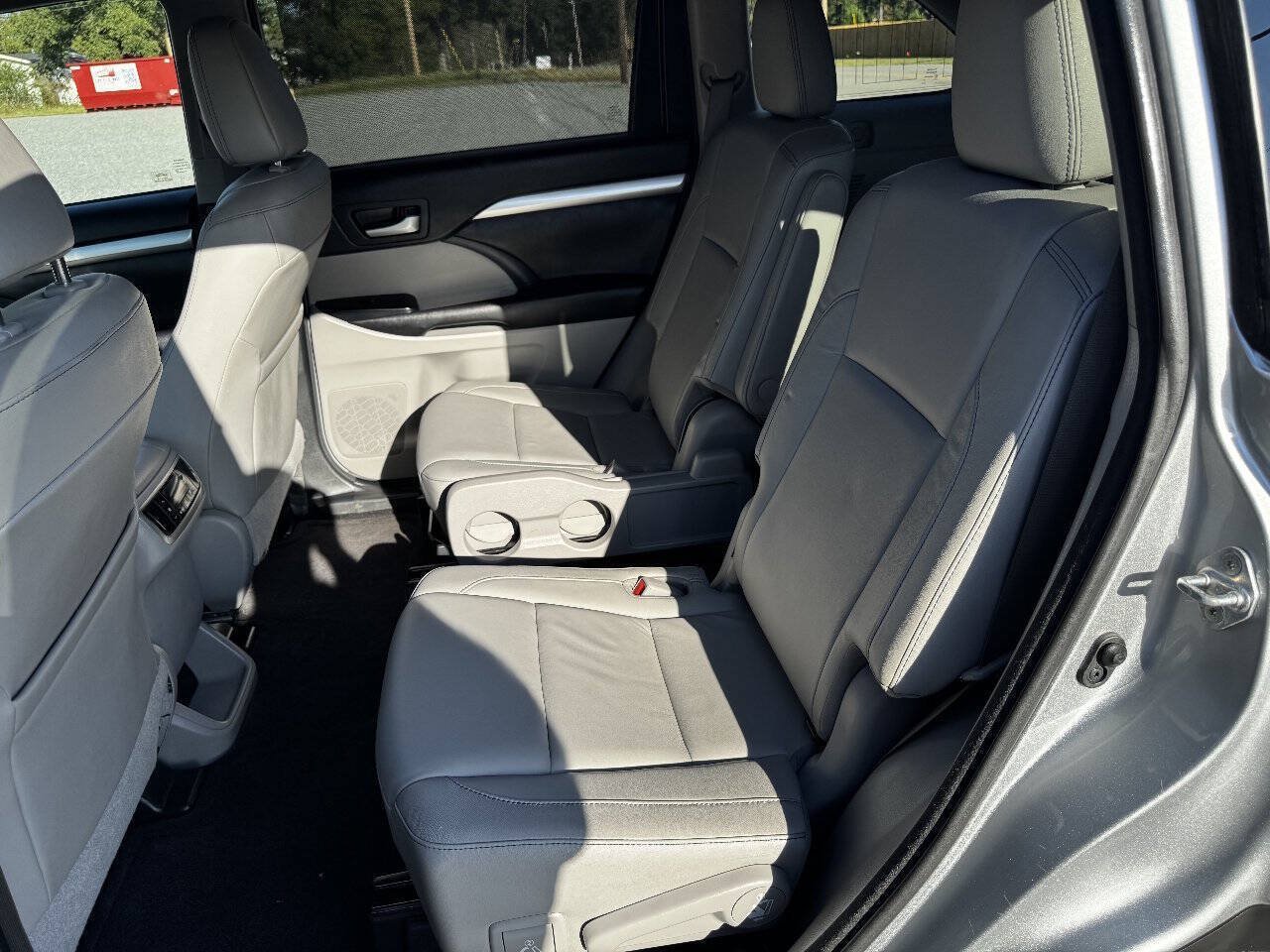 Used 2017 Toyota Highlander XLE AWD/4WD image 12