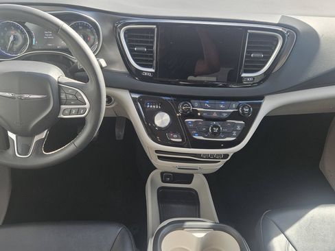 Used 2024 Chrysler Pacifica Touring-L FWD image 10