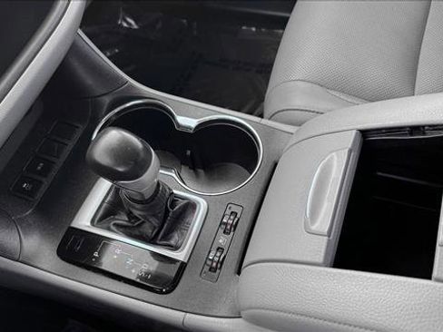 Used 2019 Toyota Highlander Limited image 18