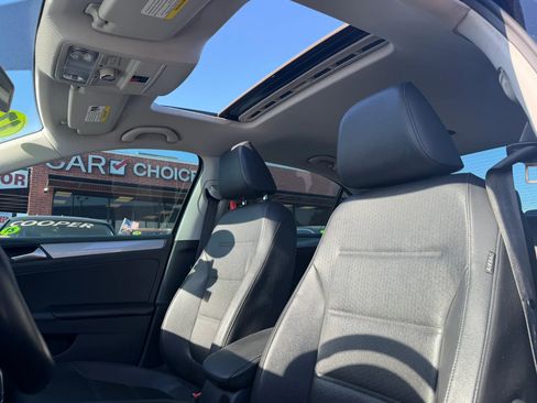 Used 2017 Volkswagen Jetta SE image 8