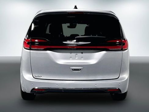 Used 2024 Chrysler Pacifica Touring-L FWD image 6
