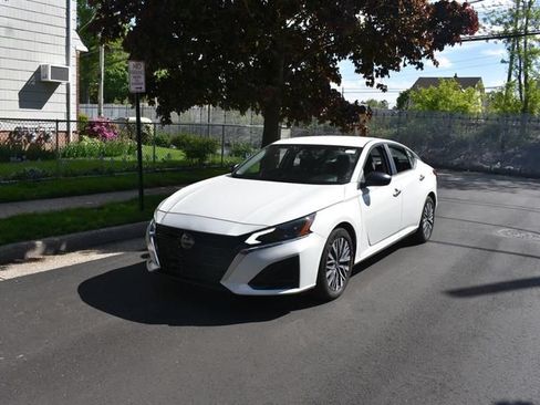 Used 2025 Nissan Altima 2.5 SV FWD image 3