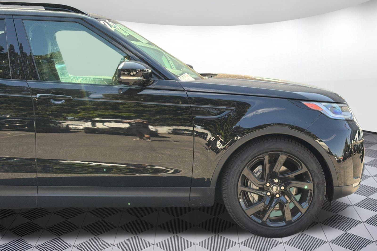 Used 2025 Land Rover Discovery S AWD/4WD image 36
