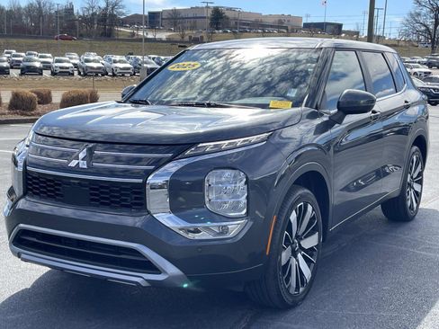 Used 2025 Mitsubishi Outlander SE image 3