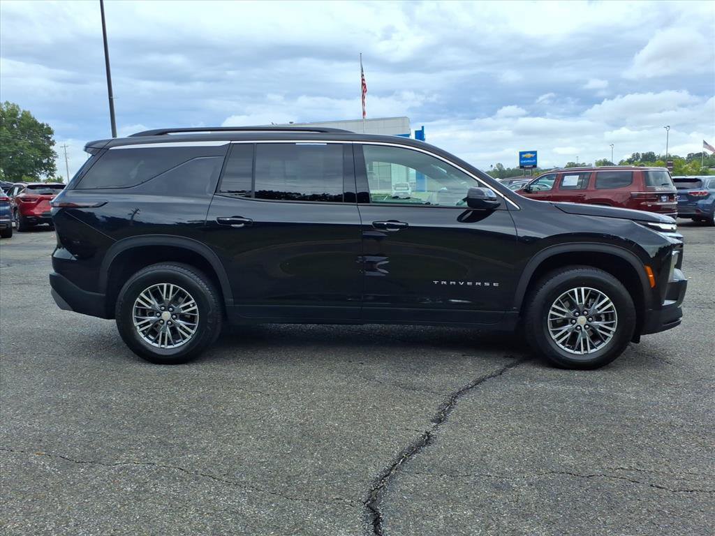 Used 2025 Chevrolet Traverse LT AWD/4WD image 2