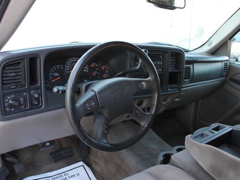 Used 2005 Chevrolet Suburban LS image 24