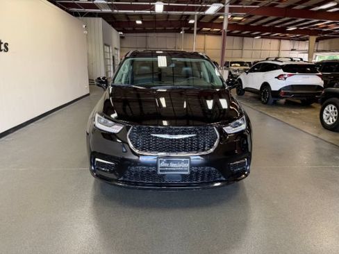 Used 2024 Chrysler Pacifica Limited FWD image 7