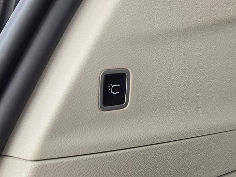 Used 2024 Chrysler Pacifica Touring-L FWD image 14