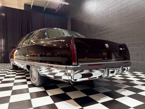 Used 1995 Cadillac Fleetwood Brougham RWD image 24